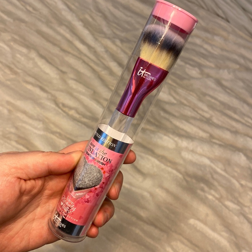 IT cosmetics Love Is The Foundation Brush